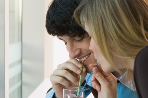 Мононуклеоза е позната още като болест на целувката и се причинява от вируса на Епшейн-Бар.