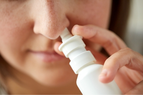 Лекарства и капки за нос за облекчение на симптомите на алергичен ринит.