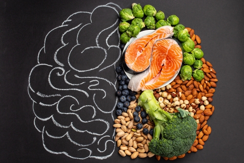 Зърнените храни, ядките и семената, черният шоколад подобряват здравето на мозъка и когнитивните функции.